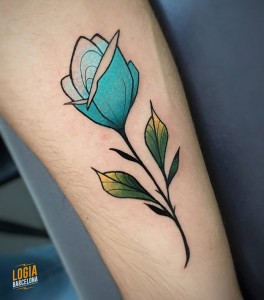 tatuaje_brazo_rosa_azul_logia_barcelona_pablo_cano 